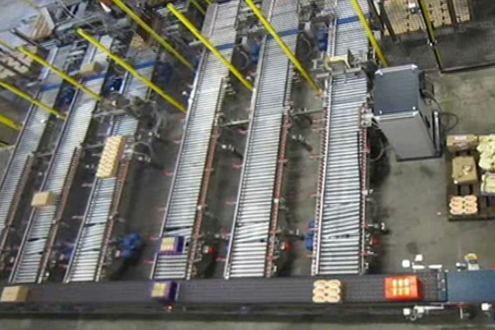 90-Degree Sorter Feeds Palletizer in a Compact Footprint